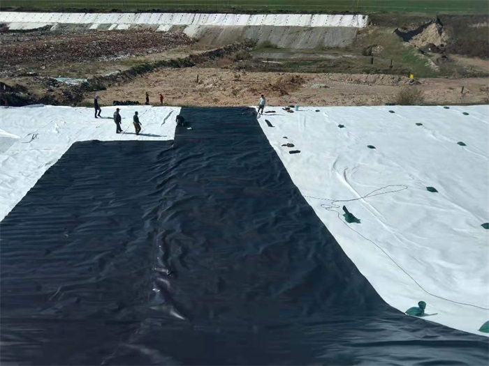 邊坡防滲工程中糙面土工膜和長絲土工布鋪設順序